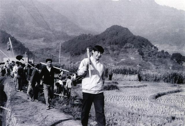 1989年12月2日，時任中共寧德地委書記的習近平帶領地直機關千余名干部到寧德縣南漈水利工地參加清溝排障修整水渠勞動。新華社發(fā)