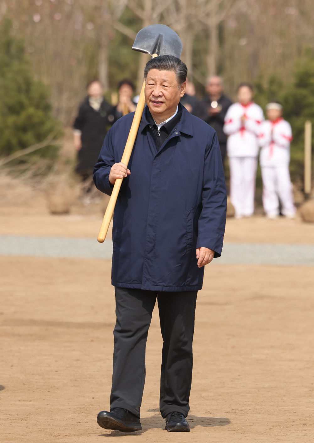 2024年4月3日，黨和國家領導人習近平、李強、趙樂際、王滬寧、蔡奇、丁薛祥、李希、韓正等來到北京市通州區(qū)潞城鎮(zhèn)參加首都義務植樹活動。這是習近平扛起鐵鍬走向植樹地點。新華社記者 龐興雷 攝