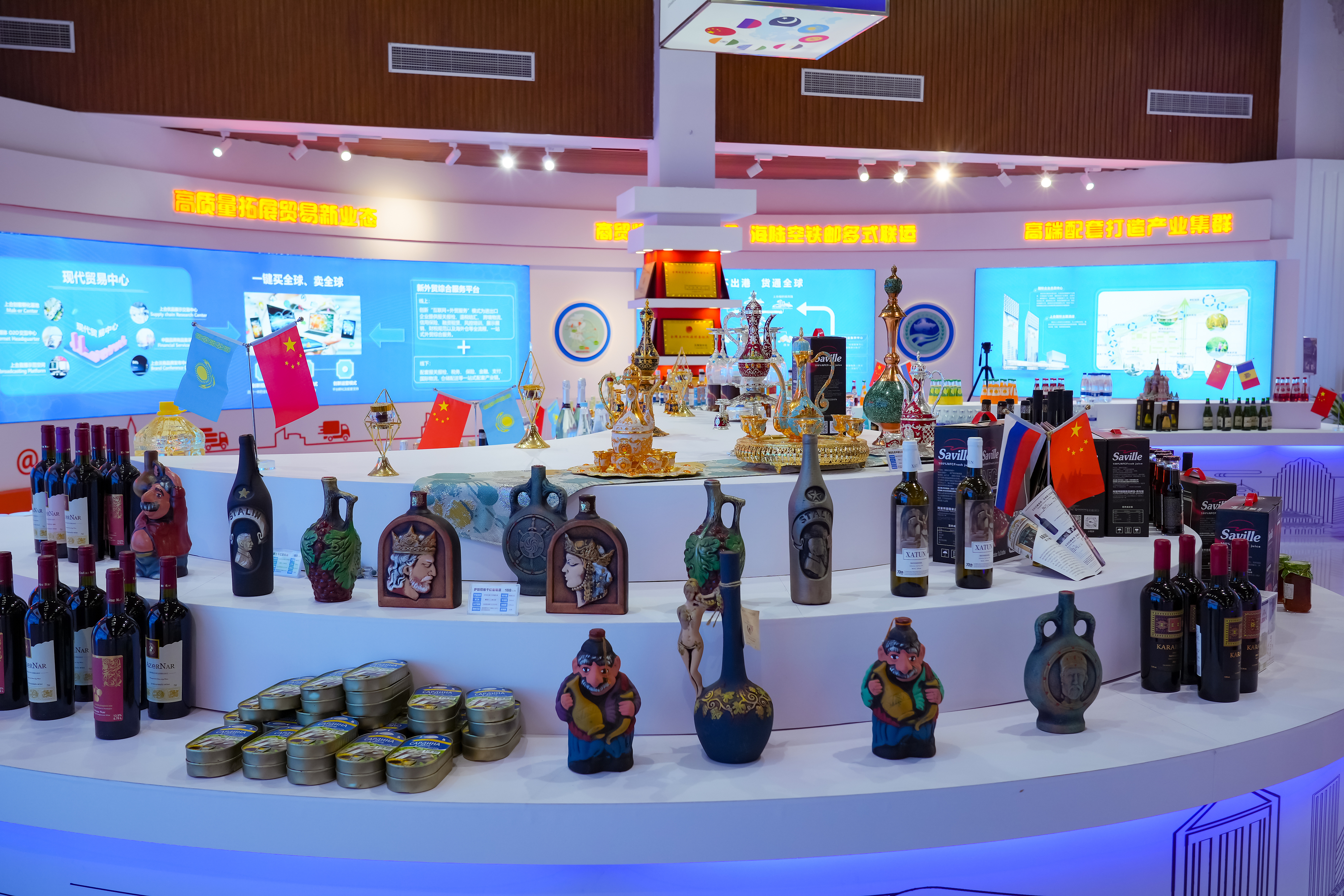 2022年10月19日，青島，上合示范區(qū)展出的上合國(guó)家特色商品。