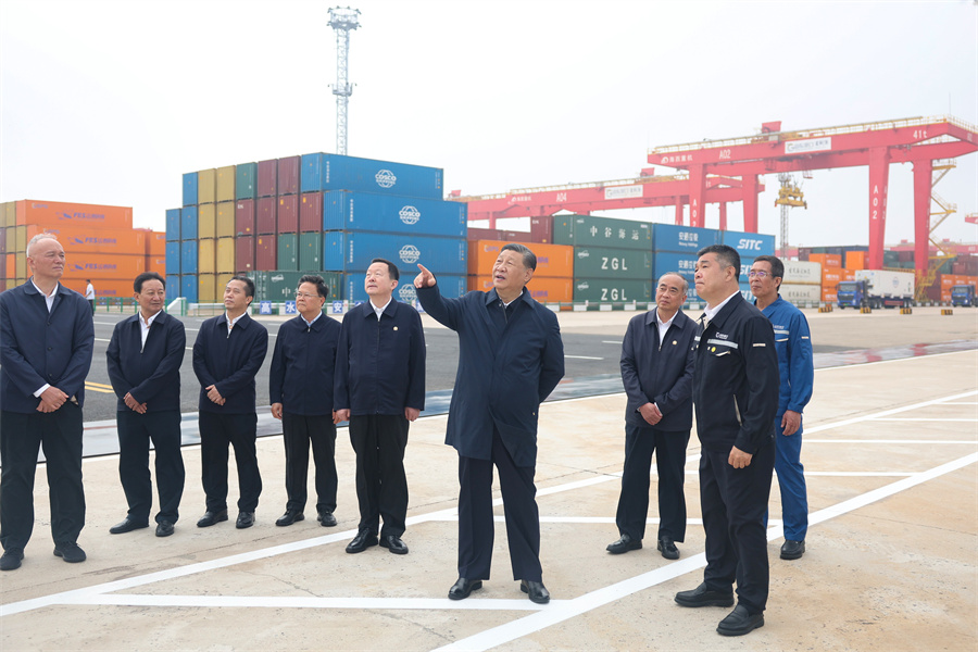 2024年5月22日至24日，中共中央總書記、國家主席、中央軍委主席習(xí)近平在山東考察。這是22日下午，習(xí)近平在日照港察看全自動化集裝箱碼頭作業(yè)場景。新華社記者 鞠鵬 攝