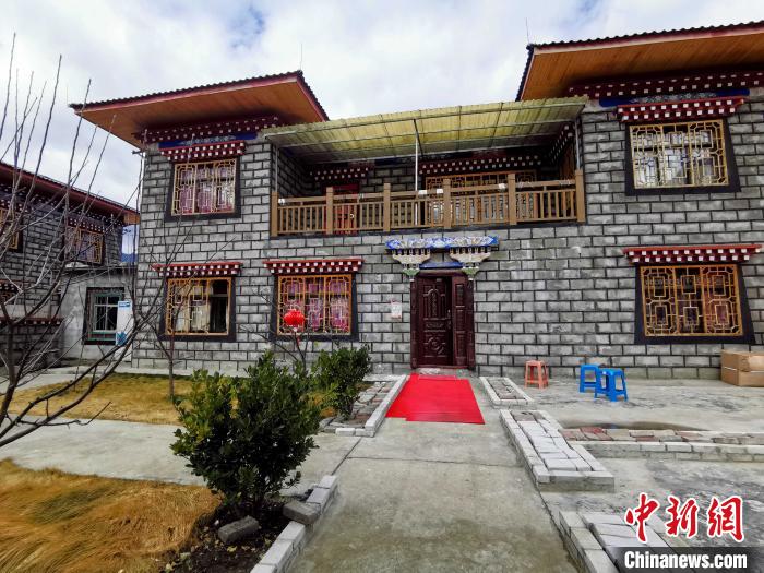 圖為林芝米林縣羌納鄉(xiāng)西嘎村村民家家戶戶發(fā)展庭院經(jīng)濟，院內(nèi)種滿了各種果樹。　趙延 攝