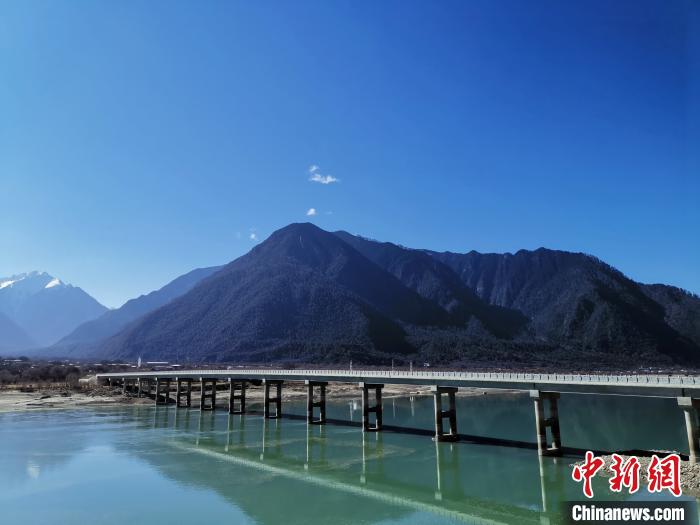 圖為現(xiàn)在已經(jīng)通車的魯霞大橋?！≮w延 攝