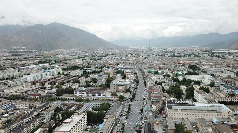 8月10日無人機(jī)拍攝的拉薩城市一景。新華社記者 王益亮 攝.jpg