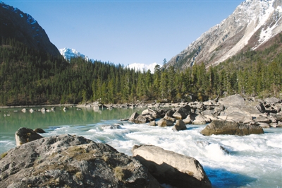 然烏湖美景。圖片由昌都市委宣傳部提供.jpg