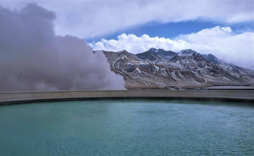 羊八井的一處溫泉和遠處的雪山。新華社記者 普布扎西攝.jpg