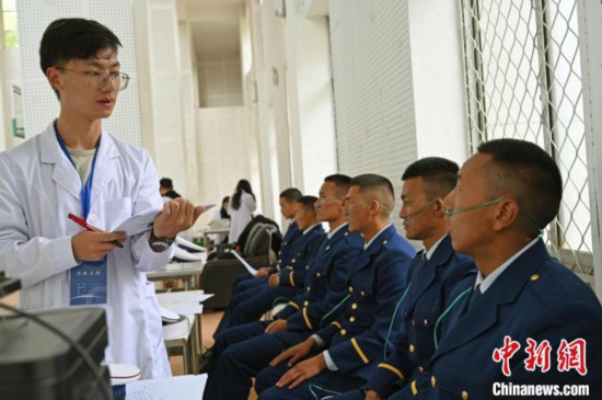 圖為研究團(tuán)隊(duì)成員登記消防員信息。　趙朗 攝