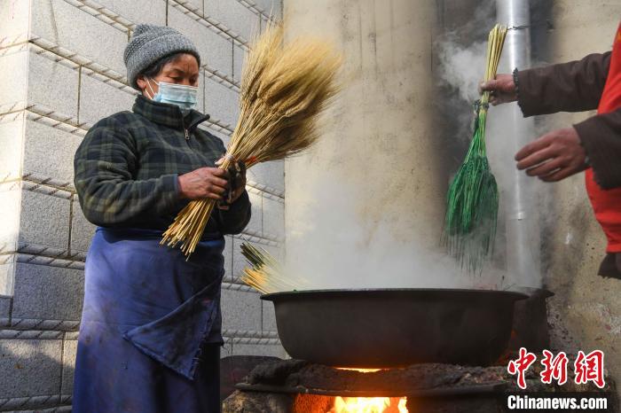 圖為拉薩手藝人制作年貨“羅薩梅朵”。　貢嘎來松 攝
