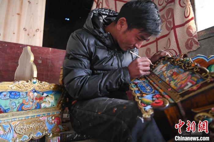 圖為拉薩手藝人制作年貨“切瑪盒”。　貢嘎來松 攝