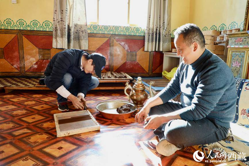 游客正在學(xué)習(xí)制作藏香。人民網(wǎng) 記者次仁羅布攝