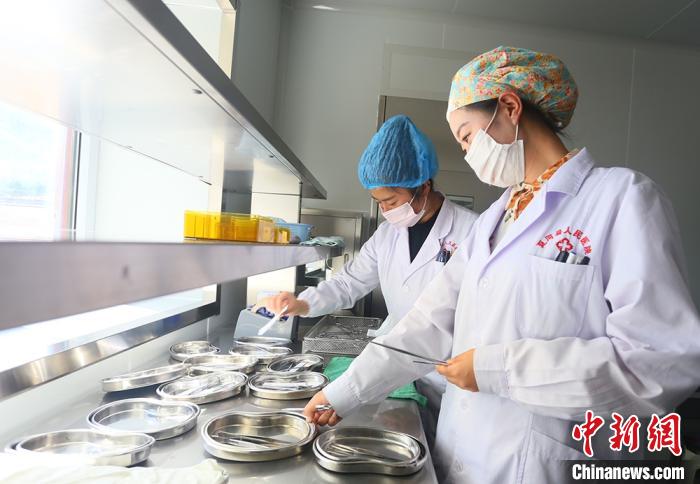 7月下旬，夏河縣人民醫(yī)院醫(yī)生進行手術用具的消毒清潔?！「哒?攝