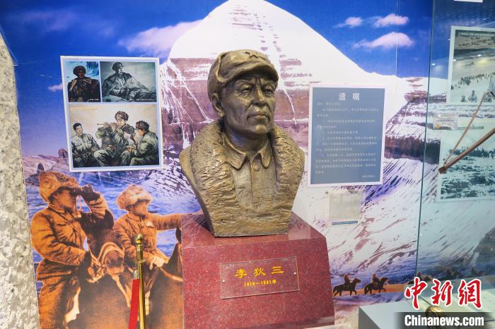 圖為南疆軍區(qū)某合成團(tuán)1連榮譽(yù)室，雕像是進(jìn)藏先遣英雄連總指揮李狄三。　楊程晨 攝