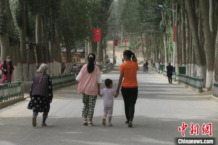 圖為進(jìn)藏先遣英雄連誓師地原址所在的新疆維吾爾自治區(qū)和田地區(qū)于田縣普魯村現(xiàn)貌?！畛坛?攝