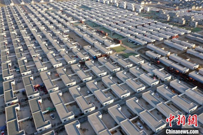 圖為蘭州新區(qū)移民安置區(qū)?！《P 攝