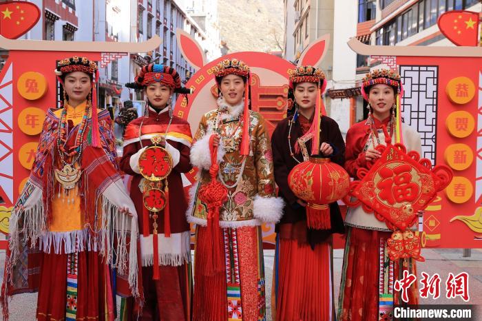 丹巴美女送祝福，迎新年?！±钣腊?攝