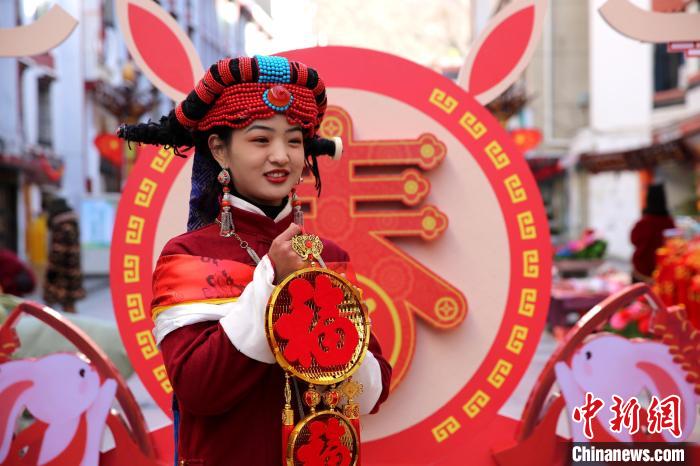 身著嘉絨藏族服飾的丹巴女孩送祝福。　吉靜 攝