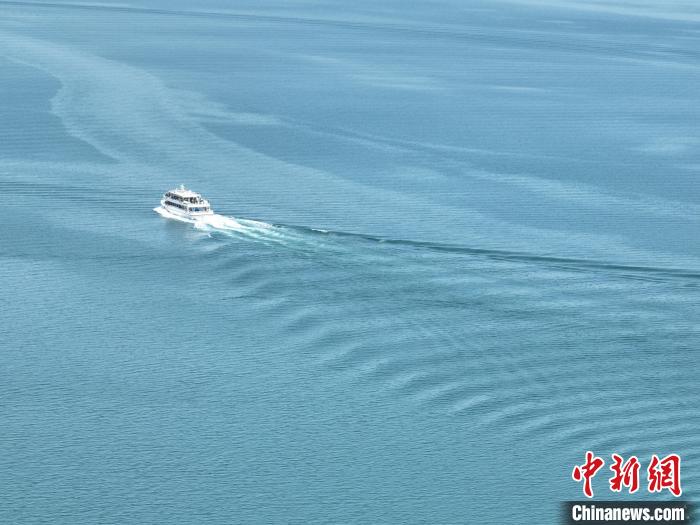 圖為航拍仲夏時(shí)節(jié)，青海湖湖水碧波蕩漾。　祁增蓓 攝