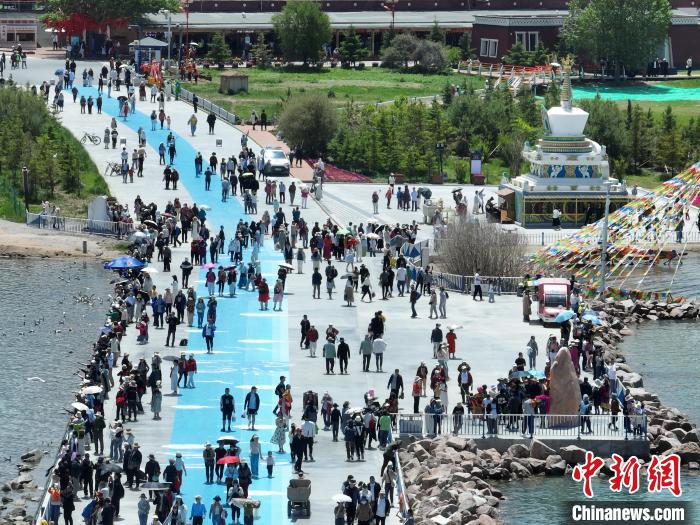 圖為航拍青海湖二郎劍景區(qū)游客眾多。　祁增蓓 攝
