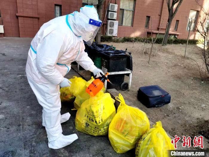 給垃圾做消殺。　鐵西區(qū)委宣傳部 攝