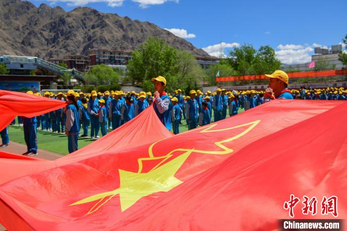 圖為拉薩市堆龍德慶區(qū)堆龍姜昆黃小勇希望小學(xué)學(xué)生在操場入隊儀式。　貢嘎來松 攝