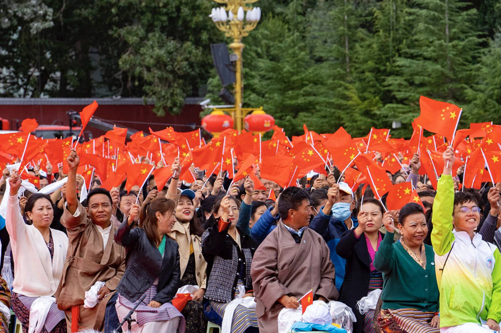 8月19日10時，慶祝西藏和平解放70周年大會在拉薩市布達(dá)拉宮廣場隆重舉行。徐馭堯 攝