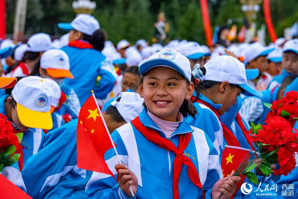 8月19日10時，慶祝西藏和平解放70周年大會在拉薩市布達(dá)拉宮廣場隆重舉行。徐馭堯 攝