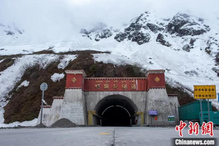 墨脫公路控制性工程——嘎隆拉隧道。上方為嘎隆拉雪山，曾是進(jìn)入墨脫最大的“攔路虎”。