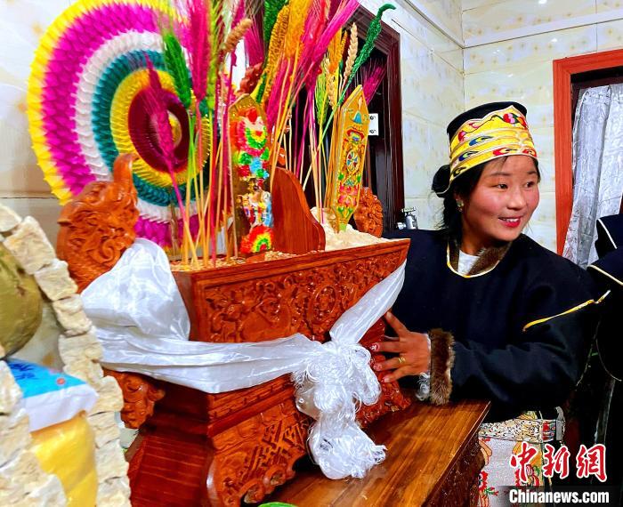 圖為藏族姑娘端著吉祥切瑪?！∪轿木?攝