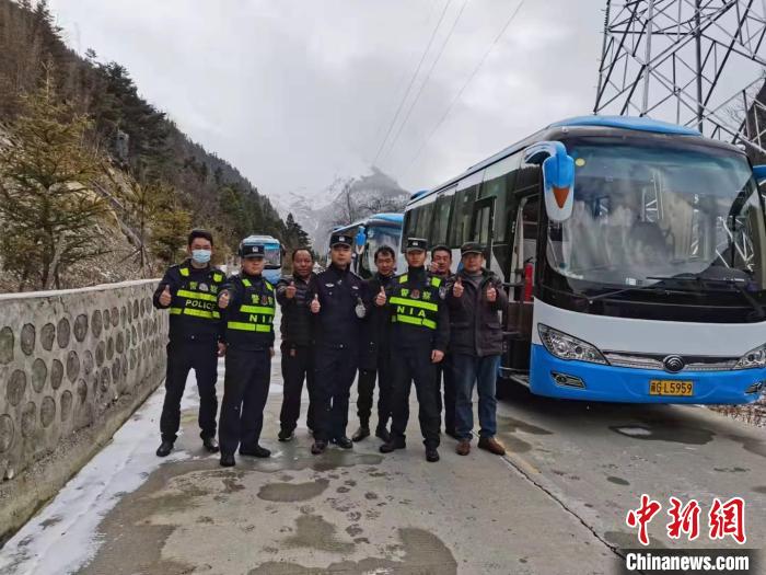 救援成功后，司機們與邊境派出所民警合影?！±罱ǚ?攝