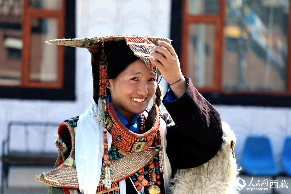 身著“飛天服飾”的普蘭少女。人民網(wǎng) 李海霞攝