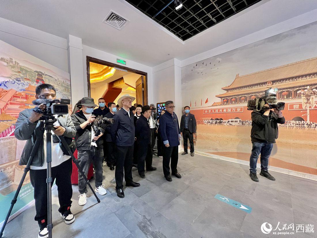 參觀《“讀城——大美北京”西藏巡展》展廳。 人民網(wǎng) 次仁羅布攝