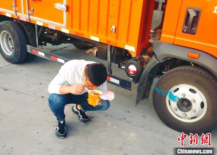 由于沿路疫情原因，閆光宇和朋友只能在服務(wù)區(qū)簡(jiǎn)餐?！∴嵟?攝