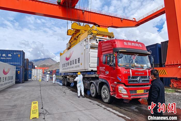 援助物資卸車現(xiàn)場?！F青藏集團有限公司拉薩車務段 供圖