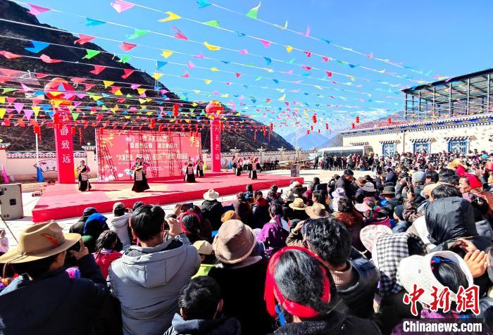 文藝活動(dòng)全景?！∶⒖悼h委宣傳部供圖