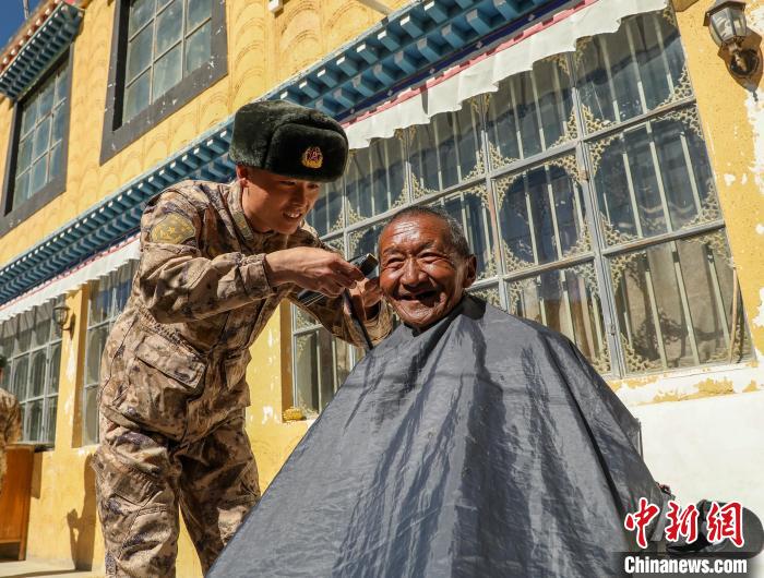 圖為阿里軍分區(qū)某邊防團(tuán)官兵為駐地群眾理發(fā)迎藏歷新年。　旦增倫珠 攝