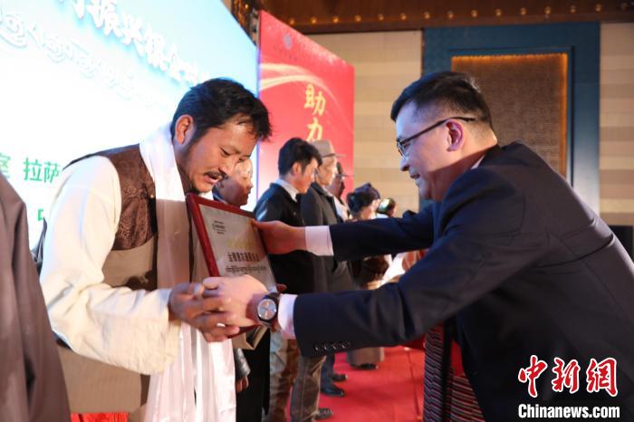 圖為拉薩市銀企對(duì)接洽談會(huì)現(xiàn)場(chǎng)?！「裆愔?攝