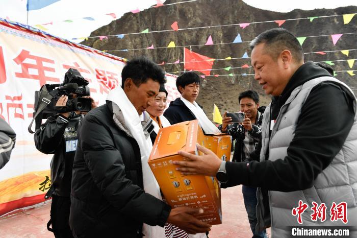 圖為墨竹工卡縣龍珠崗村，慰問(wèn)活動(dòng)現(xiàn)場(chǎng)?！∝暩聛?lái)松 攝