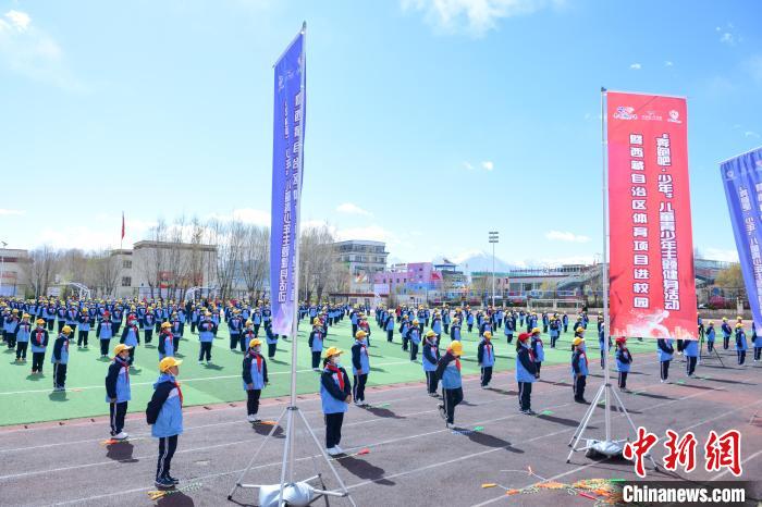 圖為學(xué)生在跳繩教練齊景龍的指導(dǎo)下做準(zhǔn)備運(yùn)動(dòng)。　貢嘎來松 攝
